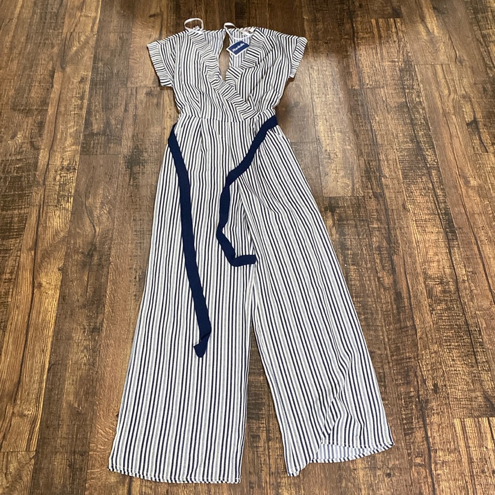 Cute striped jumpsuit with pockets and a tie in the front. long girl friendly.